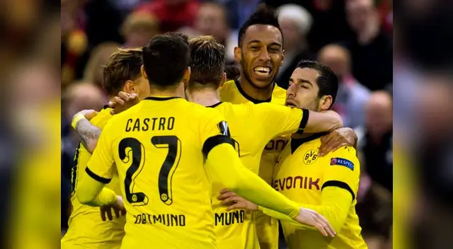 Aubameyang celebra el 2-0 del Borussia Dortmund con sus compañeros. Aubameyang celebra el 2-0 del Borussia Dortmund con sus compañeros.
