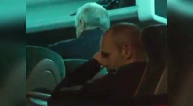 Andrés Iniesta llora en el autocar del Barcelona tras la eliminación de la Champions. Andrés Iniesta llora en el autocar del Barcelona tras la eliminación de la Champions.