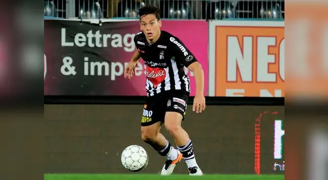 Cristian Benavente conduce el balón en un partido del Sporting Charleroi. Cristian Benavente conduce el balón en un partido del Sporting Charleroi.