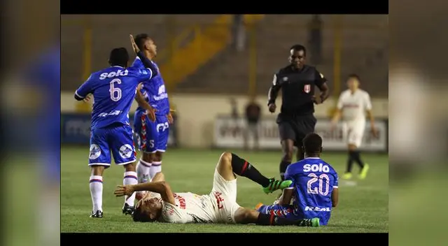 Hernán Rengifo se retuerce de dolor tras su choque ante Rentería. Hernán Rengifo se retuerce de dolor tras su choque ante Rentería.