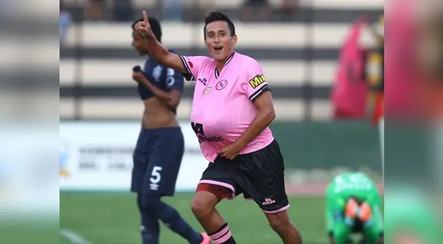 Manuel Tejada celebra su gol a la San Martín. Manuel Tejada celebra su gol a la San Martín.