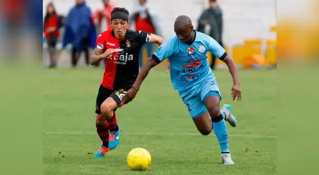 Omar Fernández y Joel Herrera disputan el balón en un Melgar vs. Real Garcilaso. Omar Fernández y Joel Herrera disputan el balón en un Melgar vs. Real Garcilaso.