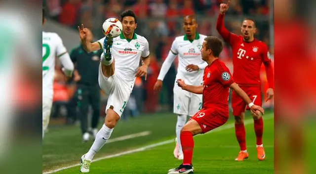 Bayern Múnich vs. Werder Bremen: Claudio Pizarro controla el balón ante la mirada de Lahm. Bayern Múnich vs. Werder Bremen: Claudio Pizarro controla el balón ante la mirada de Lahm.