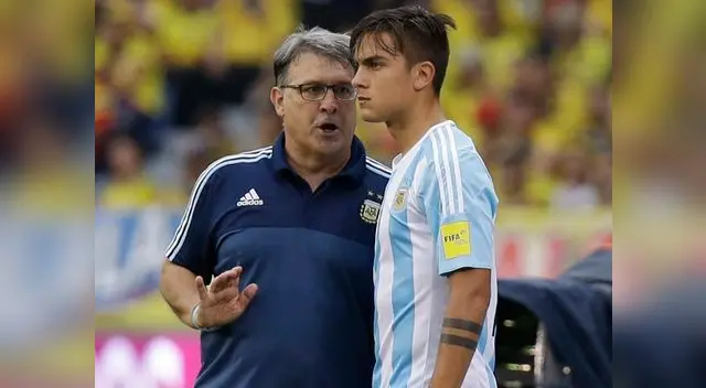 Gerardo Martino conversa con Paulo Dybala en un partido de Argentina. Gerardo Martino conversa con Paulo Dybala en un partido de Argentina.