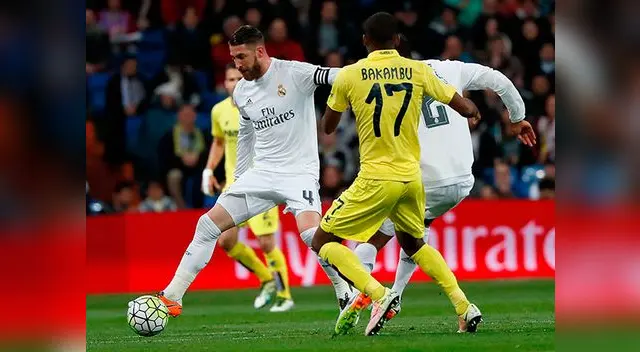 Real Madrid vs. Villarreal: Sergio Ramos lleva el balón ante la mirada de Bakambu.