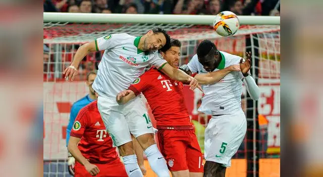 Claudio Pizarro disputa el balón con Xabi Alonso. Claudio Pizarro disputa el balón con Xabi Alonso.