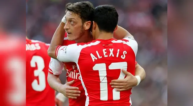Mesut Ozil y Alexis Sánchez celebran un gol del Arsenal. Mesut Ozil y Alexis Sánchez celebran un gol del Arsenal.