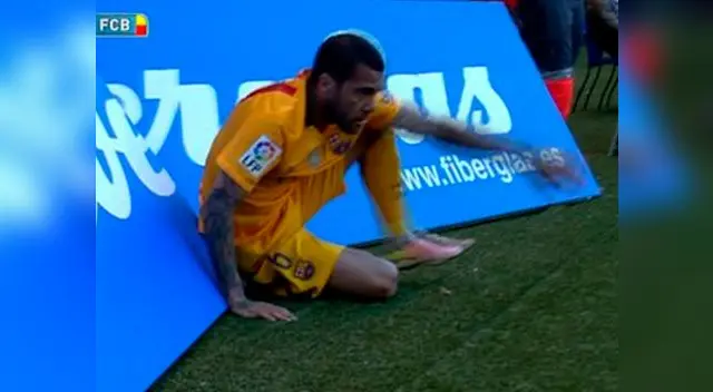 Dani Alves se levanta tras estrellarse contra una publicidad en Riazor. Dani Alves se levanta tras estrellarse contra una publicidad en Riazor.