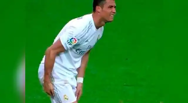 Cristiano Ronaldo se retuerce de dolor tras su mala caída por intentar una chalaca. Cristiano Ronaldo se retuerce de dolor tras su mala caída por intentar una chalaca.