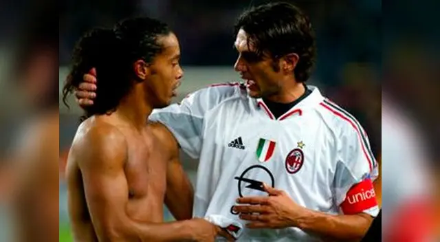 Ronaldinho y Paolo Maldini abrazados tras un Barcelona vs. Milan por la Champions 2004-05. Ronaldinho y Paolo Maldini abrazados tras un Barcelona vs. Milan por la Champions 2004-05.