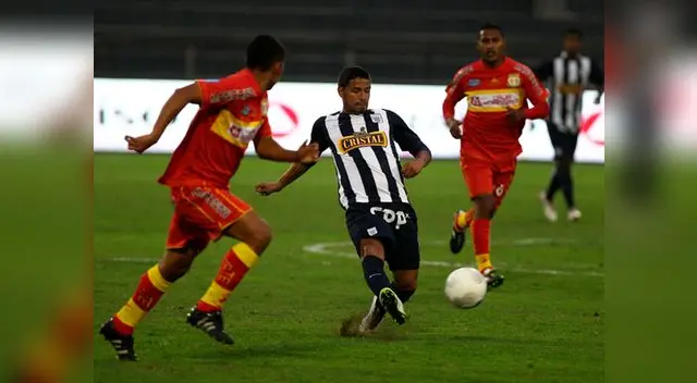 Reimond Manco conduce el balón en un Alianza Lima vs. Sport Huancayo en 2015.