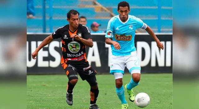Carlos Lobatón conduce el balón ante la marca de Giorman Goyzueta.