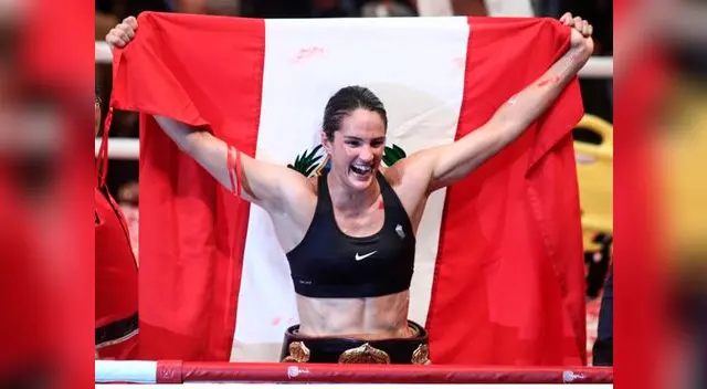 Kina Malpartida flamea la bandera peruana tras ganar un combate en su época de boxeadora.