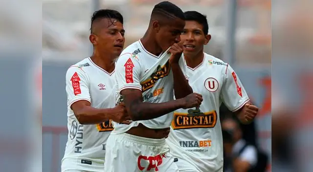 Andy Polo, Edison Flores y Diego Chávez celebran un gol con camiseta de la "U". Andy Polo, Edison Flores y Diego Chávez celebran un gol con camiseta de la "U".