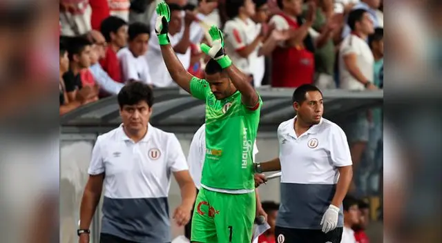 Raúl Fernández saluda a la hinchada de la "U" tras salir lesionado ante Juan Aurich. Raúl Fernández saluda a la hinchada de la "U" tras salir lesionado ante Juan Aurich.