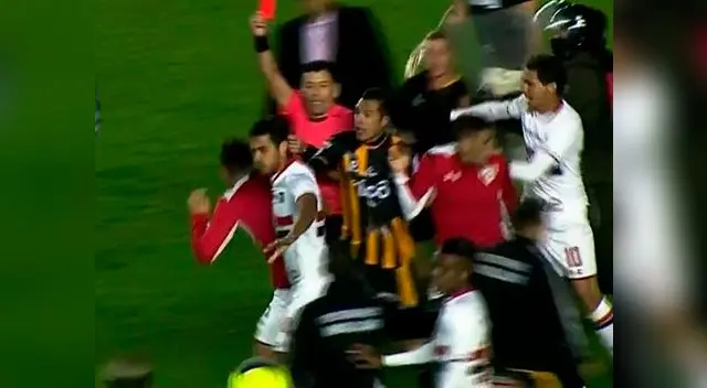 El árbitro le saca la roja a Jonathan Calleri tras las agresiones al final del partido.