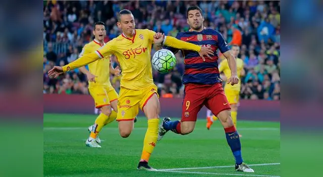 Barcelona vs. Sporting Gijón: Luis Suárez disputa el balón con Igor.