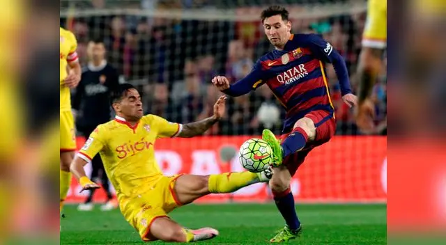 Barcelona vs. Sporting Gijón: Lionel Messi le gana el balón a un rival.