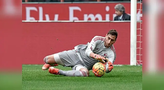 Es el futbolista más joven en debutar con la selección sub-21 de italia: con 17 años y 28 días.