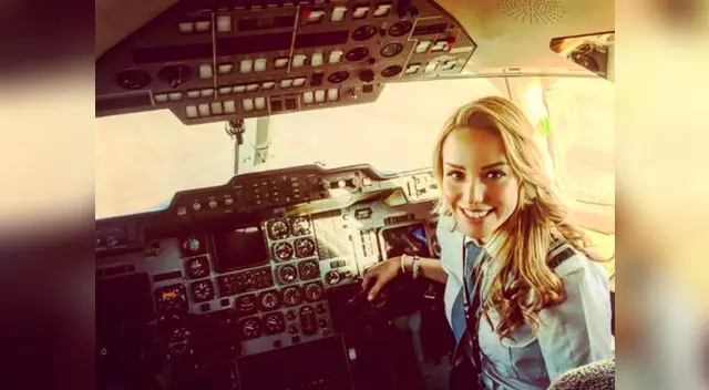 No solo es bella, también la rompe en el mundo de la aviación. No solo es bella, también la rompe en el mundo de la aviación.