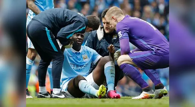 Yaya Touré es atendido por los médicos del Manchester City tras caer lesionado.