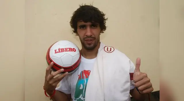 Juan Diego Gutiérrez con la camiseta de la "U" y la pelota de nuestro diario.