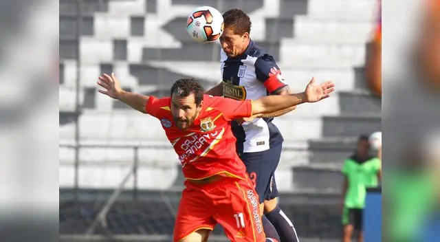 Walter Ibáñez le gana una dividida a Antonio Meza Cuadra. Walter Ibáñez le gana una dividida a Antonio Meza Cuadra.