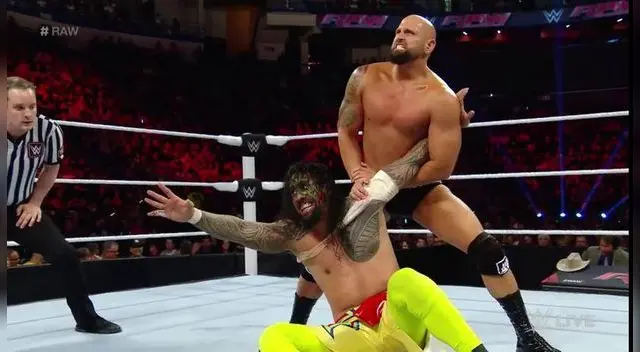 Reigns salio en defensa de sus primos Reigns salio en defensa de sus primos