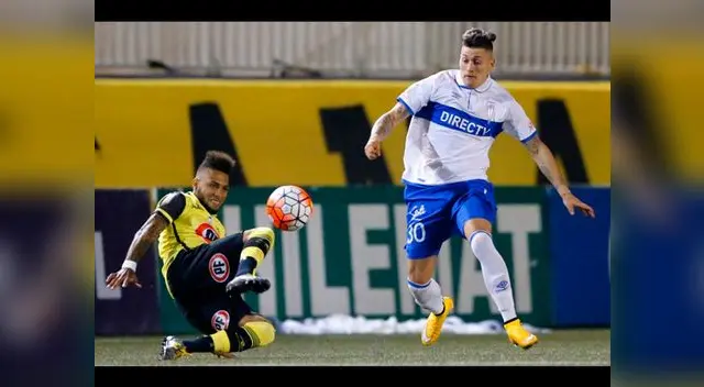 Alexi Gómez controla el balón ante Nicolás Castillo de U. Católica.