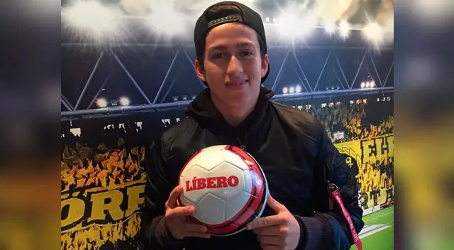 Sebastián Loyola posa con la pelota de nuestro diario en Suecia.