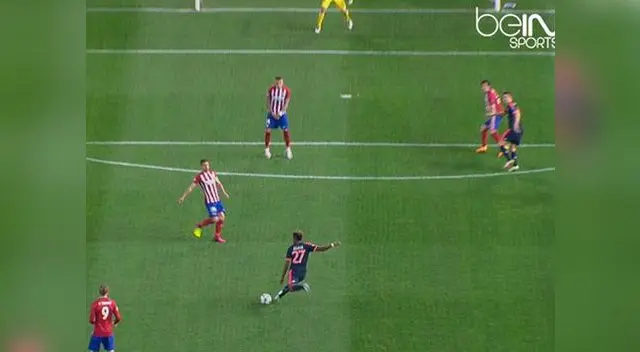 David Alaba saca el zapatazo que chocará en el palo del arco de Oblak. David Alaba saca el zapatazo que chocará en el palo del arco de Oblak.