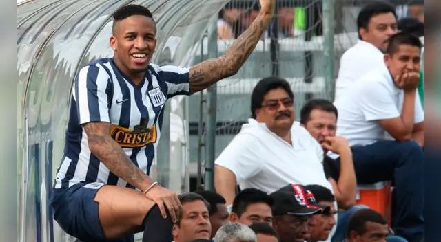 Jefferson Farfán durante El Día del Hincha Blanquiazul en 2014. Jefferson Farfán durante El Día del Hincha Blanquiazul en 2014.