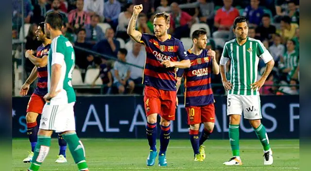 Barcelona venció 2-0 al Real Betis y sigue líder de la Liga BBVA.