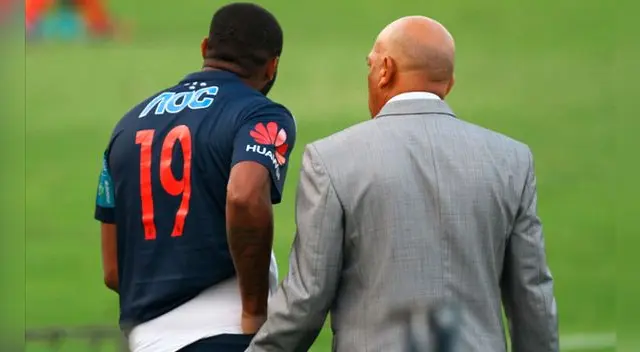 Roberto Guizasola y Roberto Mosquera en un partido de Alianza Lima.