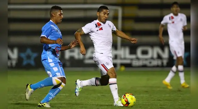 Joel Sánchez conduce el balón ante un rival. Joel Sánchez conduce el balón ante un rival.
