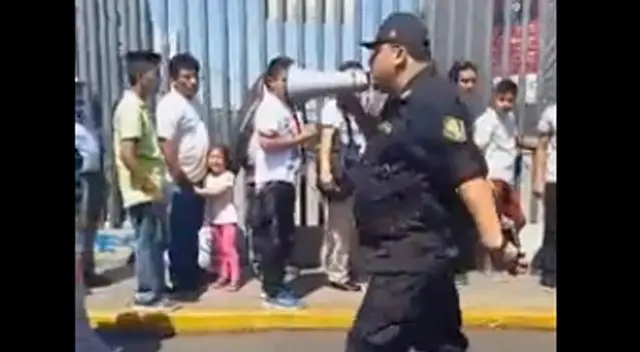 Policía advierte a hinchas a quitarse camisetas de la "U" caso contrario no ingresarán al estadio Policía advierte a hinchas a quitarse camisetas de la "U" caso contrario no ingresarán al estadio