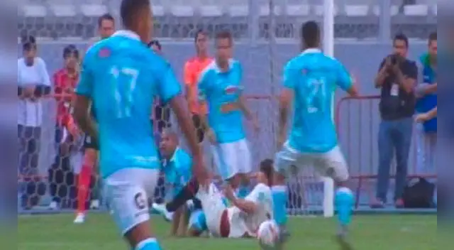 Alberto Rodríguez derriba a Juan Diego Gutiérrez dentro del área. Alberto Rodríguez derriba a Juan Diego Gutiérrez dentro del área.