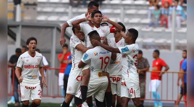 Edison Flores celebra su golazo de chalaca a Cristal junto a sus compañeros. Edison Flores celebra su golazo de chalaca a Cristal junto a sus compañeros.