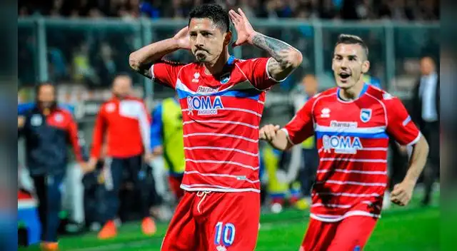 Gianluca Lapadula celebra un gol con el Pescara en la Serie B de Italia.