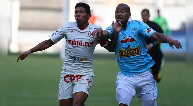 Edison Flores disputa el balón con Alberto Rodríguez. Edison Flores disputa el balón con Alberto Rodríguez.