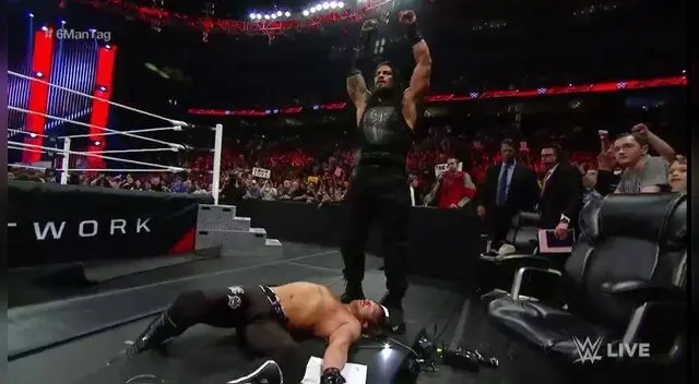 Ataque brutal de Reigns en contra AJ Styles Ataque brutal de Reigns en contra AJ Styles