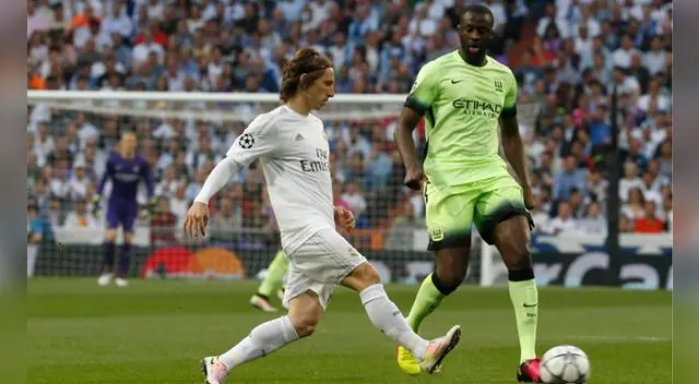 Real Madrid vs. Manchester City: Luka Modric ensaya un pase ante la presencia de Yaya Touré.