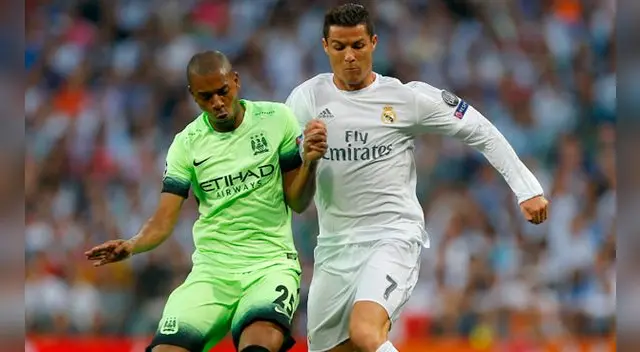 Real Madrid vs. Manchester City: Cristiano Ronaldo disputa el balón con Fernandinho.