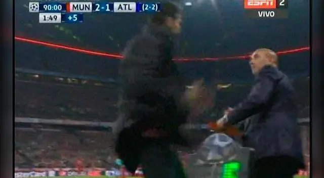 Diego Simeone le mete un manotazo al cuarto árbitro. Diego Simeone le mete un manotazo al cuarto árbitro.
