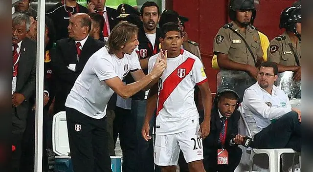 Ricardo Gareca da indicaciones a Edison Flores antes de su ingreso en el Perú-Venezuela. Ricardo Gareca da indicaciones a Edison Flores antes de su ingreso en el Perú-Venezuela.