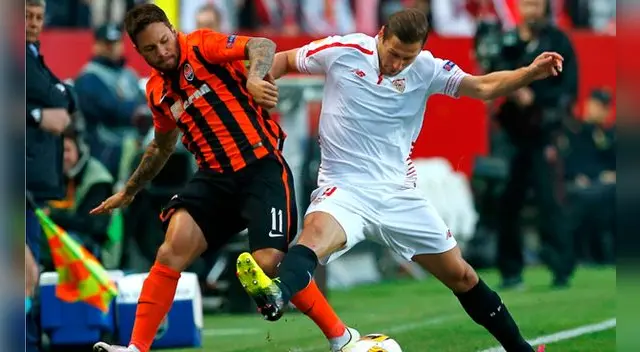 Sevilla vs. Shakhtar Donetsk: Marlos disputa el balón con Krychowiak. Sevilla vs. Shakhtar Donetsk: Marlos disputa el balón con Krychowiak.
