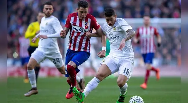 James Rodríguez y José María Giménez disputan el balón en un Real-Atlético por Liga. James Rodríguez y José María Giménez disputan el balón en un Real-Atlético por Liga.