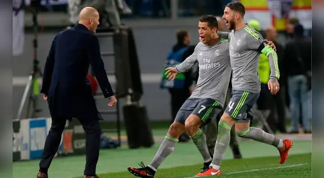 Zinedine Zidane celebra el gol de Cristiano al AS Roma con el luso y Sergio Ramos. Zinedine Zidane celebra el gol de Cristiano al AS Roma con el luso y Sergio Ramos.