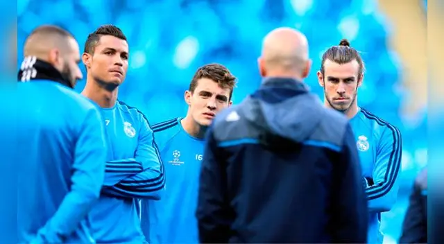 Benzema, Cristiano, Kovacic y Bale escuchan las indicaciones de Zinedine Zidane. Benzema, Cristiano, Kovacic y Bale escuchan las indicaciones de Zinedine Zidane.