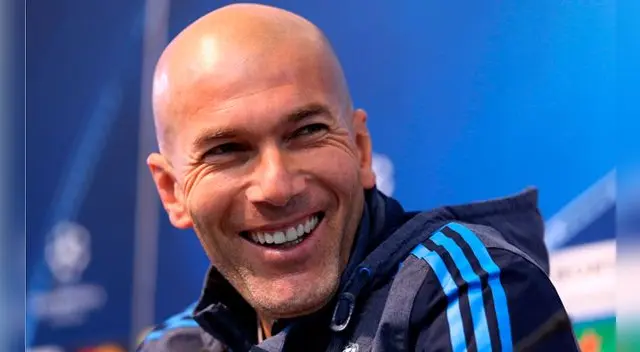 Zinedine Zidane sonríe en rueda de prensa del Real Madrid. Zinedine Zidane sonríe en rueda de prensa del Real Madrid.
